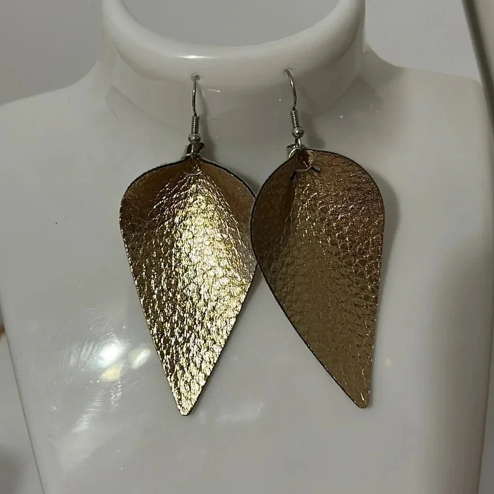 5/$20 rose gold faux leather earrings‎